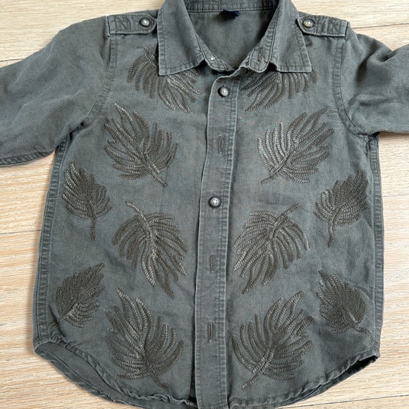 Embroidered linen button down boys shirt size 4T - Picture 3 of 3